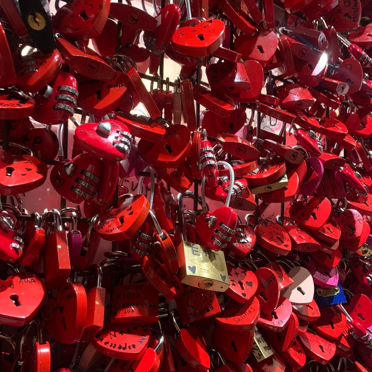 Foto scattata a "Verona", sotto la casa di Romeo e Giulietta, questo scatto racchiude in sè, tanti sorrisi, emozioni, promesse  o segreti, di tanti amati.