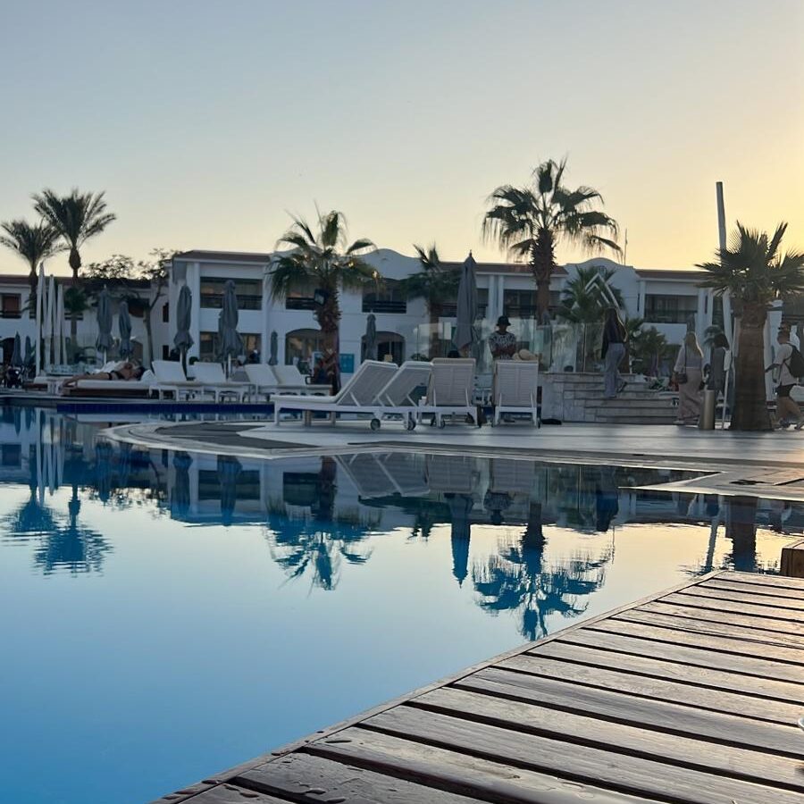 Foto scattata nell'hotel di Sharm el Sheikh il 15 dicembre 2024, prima di un tramonto mozzafiato e nel bel mezzo della pace e del relax.